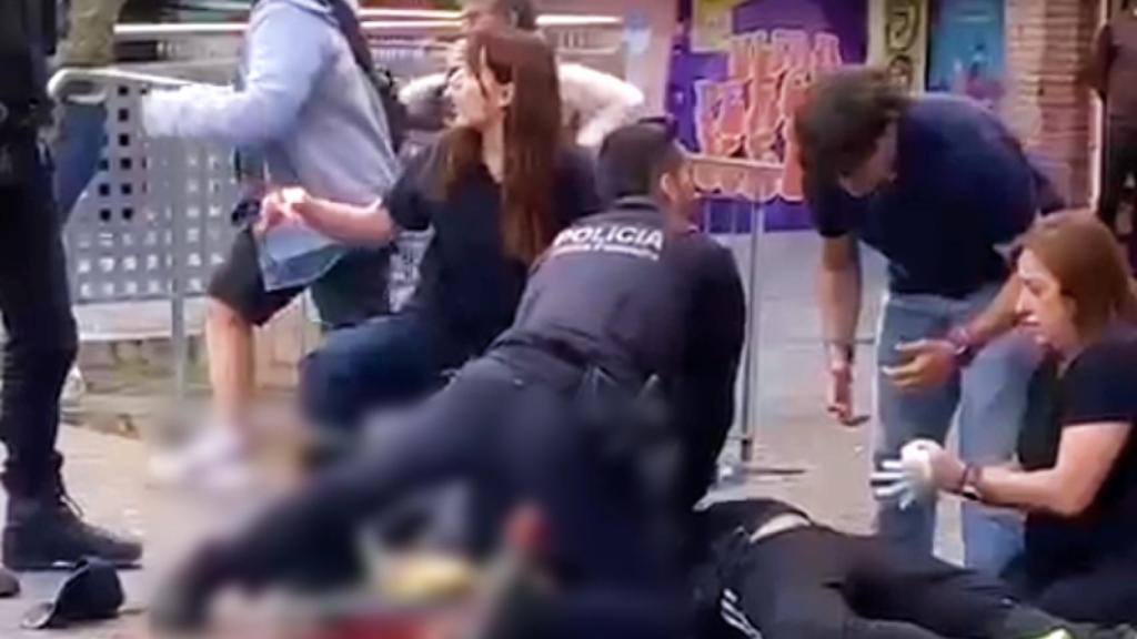 Un agente de los Mossos d'Esquadra intenta reanimar a la víctima