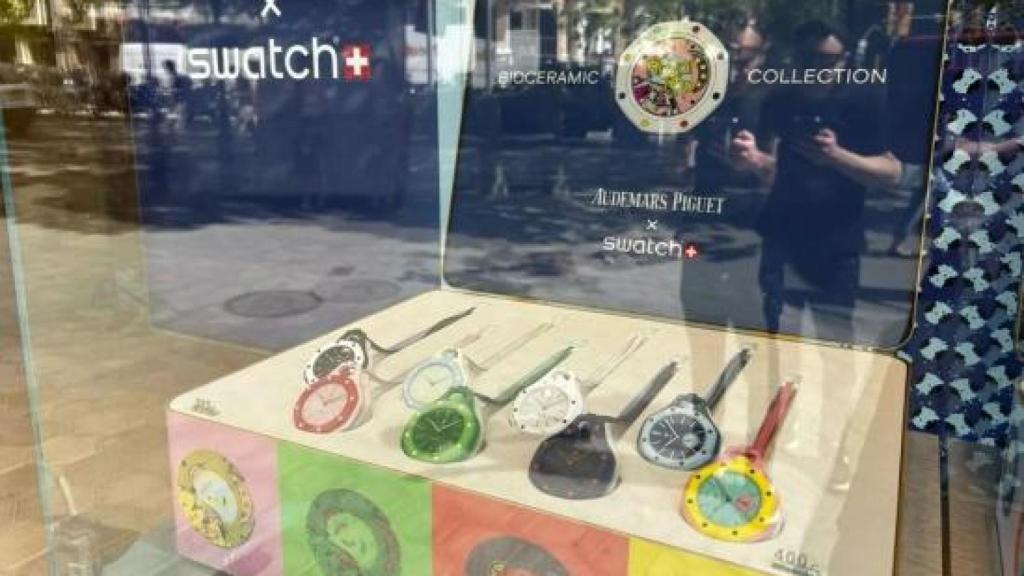 Los nuevos relojes de Audemars Piguet y Swatch expuestos en la tienda