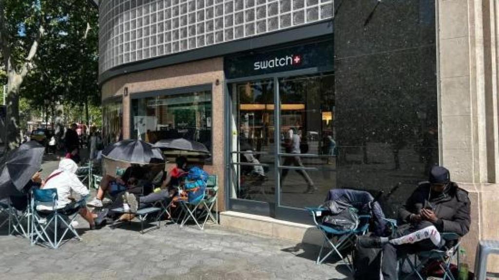 Persones acampades davant la botiga Swatch de passeig de Gràcia