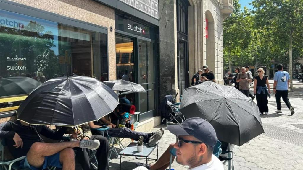 Persones acampades davant la botiga Swatch de passeig de Gràcia