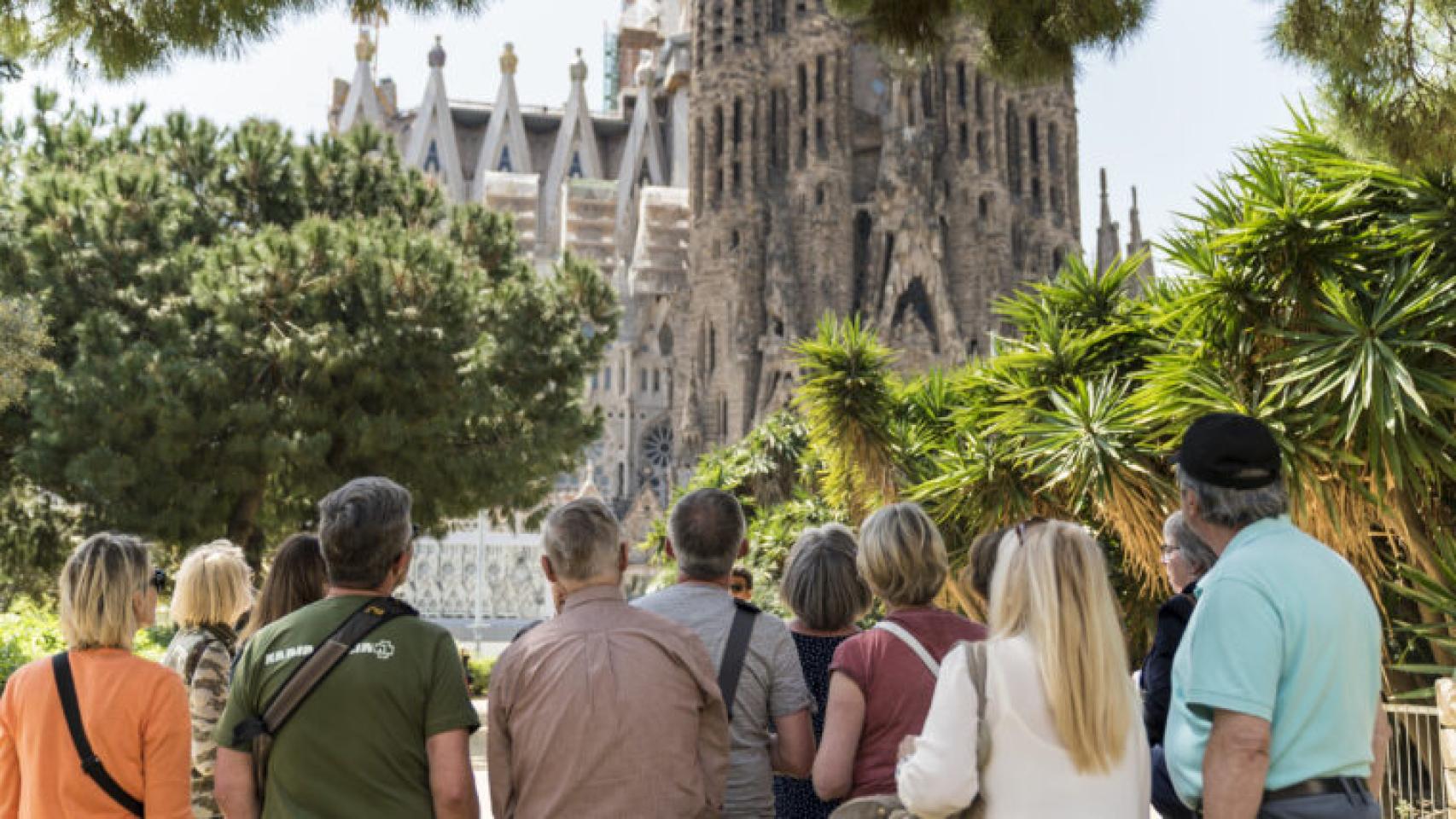 Turistas contemplando la Sagrada Família de Barcelona