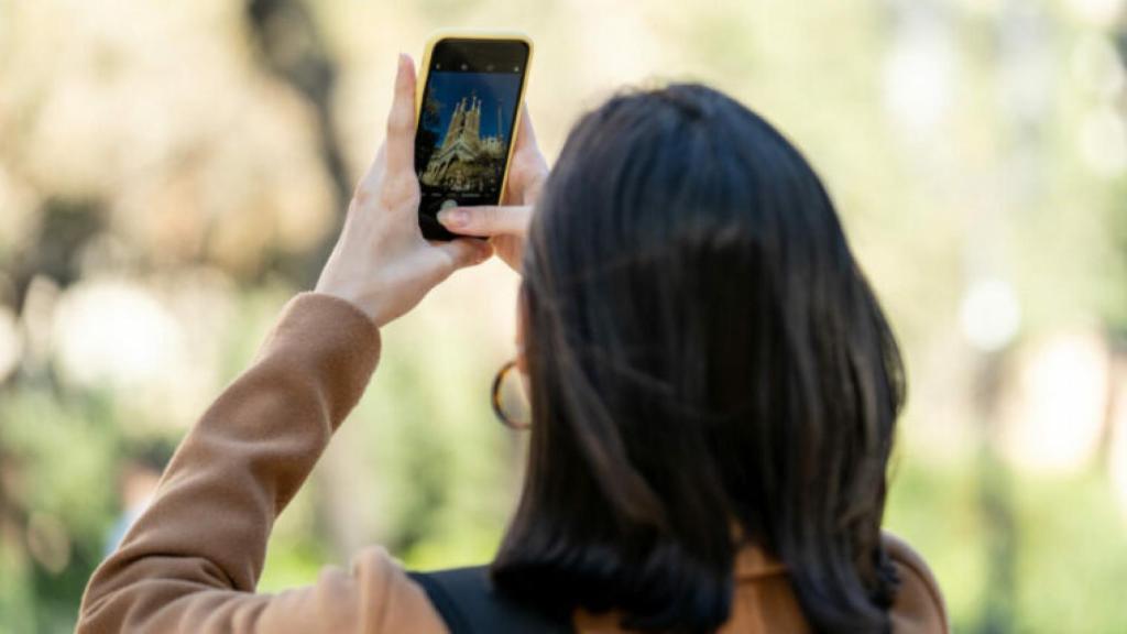Una turista fotografiant la Sagrada Família