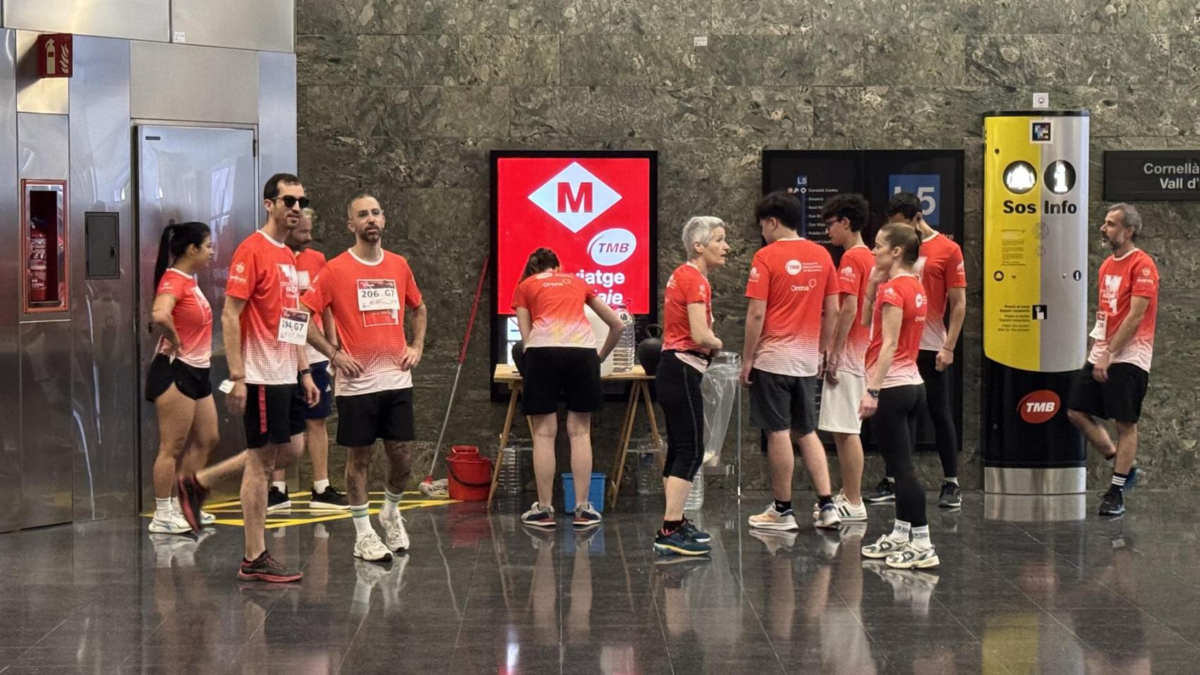 Corredores en el metro de Barcelona