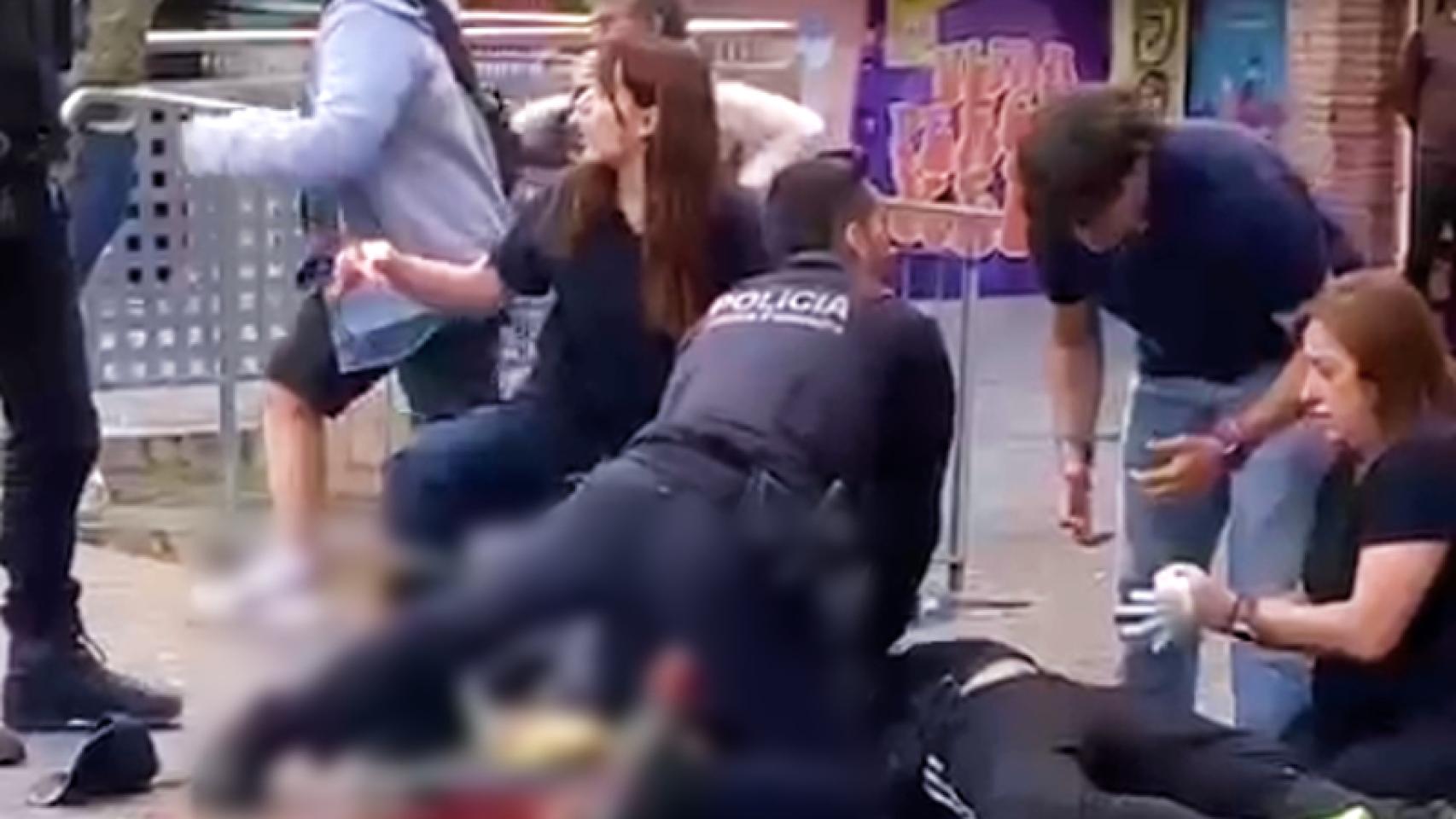 Un agente de los Mossos d'Esquadra intenta reanimar a la víctima