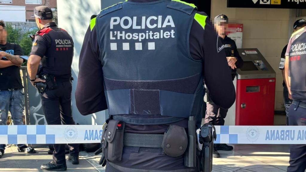 Un agente de la Guardia Urbana de L'Hospitalet con mossos en un Pla Kanpai
