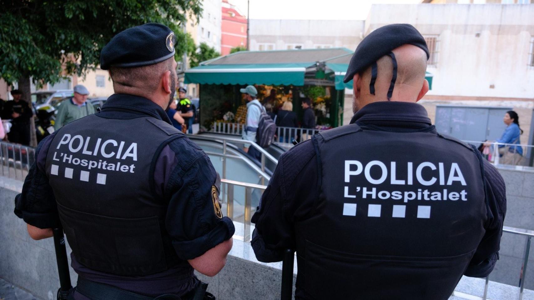 Agentes de la Guardia Urbana de L'Hospitalet durante un Pla Kanpai en el municipio