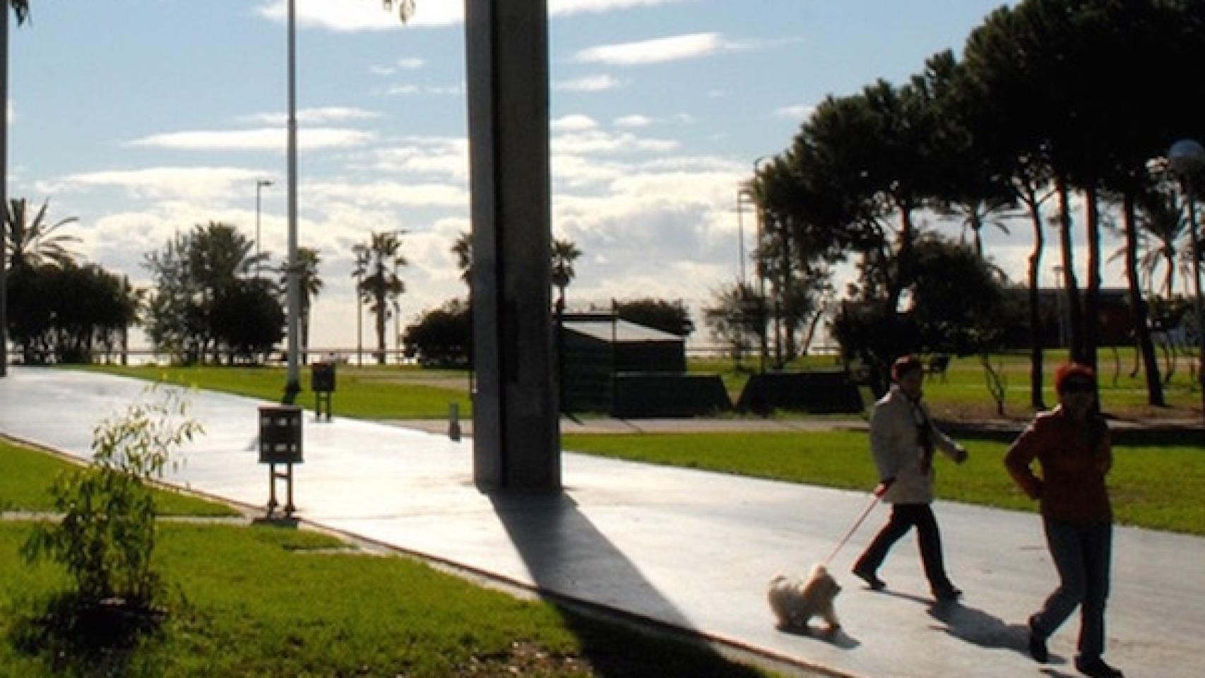 Vecinos pasean por el Poblenou, junto a la playa
