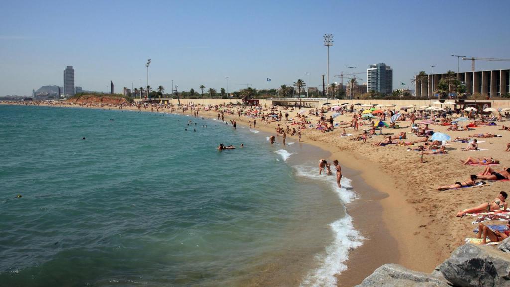 Bañistas en la playa de la Mar Bella