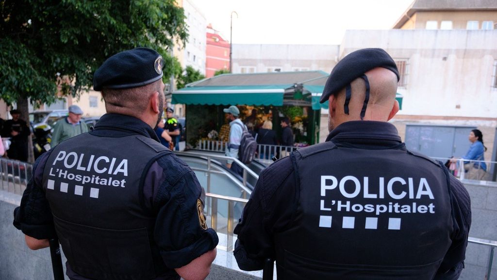 Agentes de la Guardia Urbana de L'Hospitalet durante un Pla Kanpai en el municipio