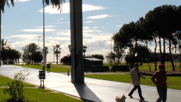Veïns passegen pel Poblenou, al costat de la platja