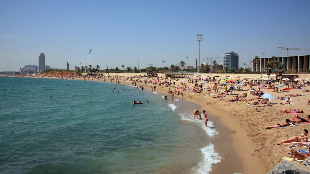 Bañistas en la playa de la Mar Bella