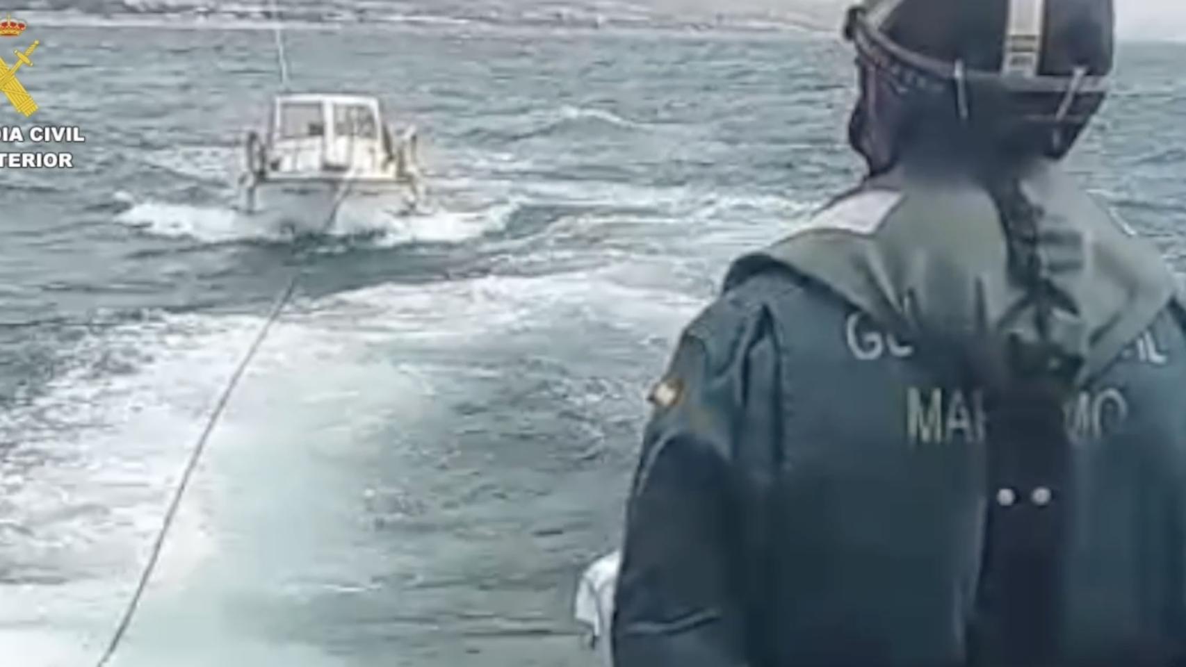 Rescate de la embarcación a la deriva en Mataró 