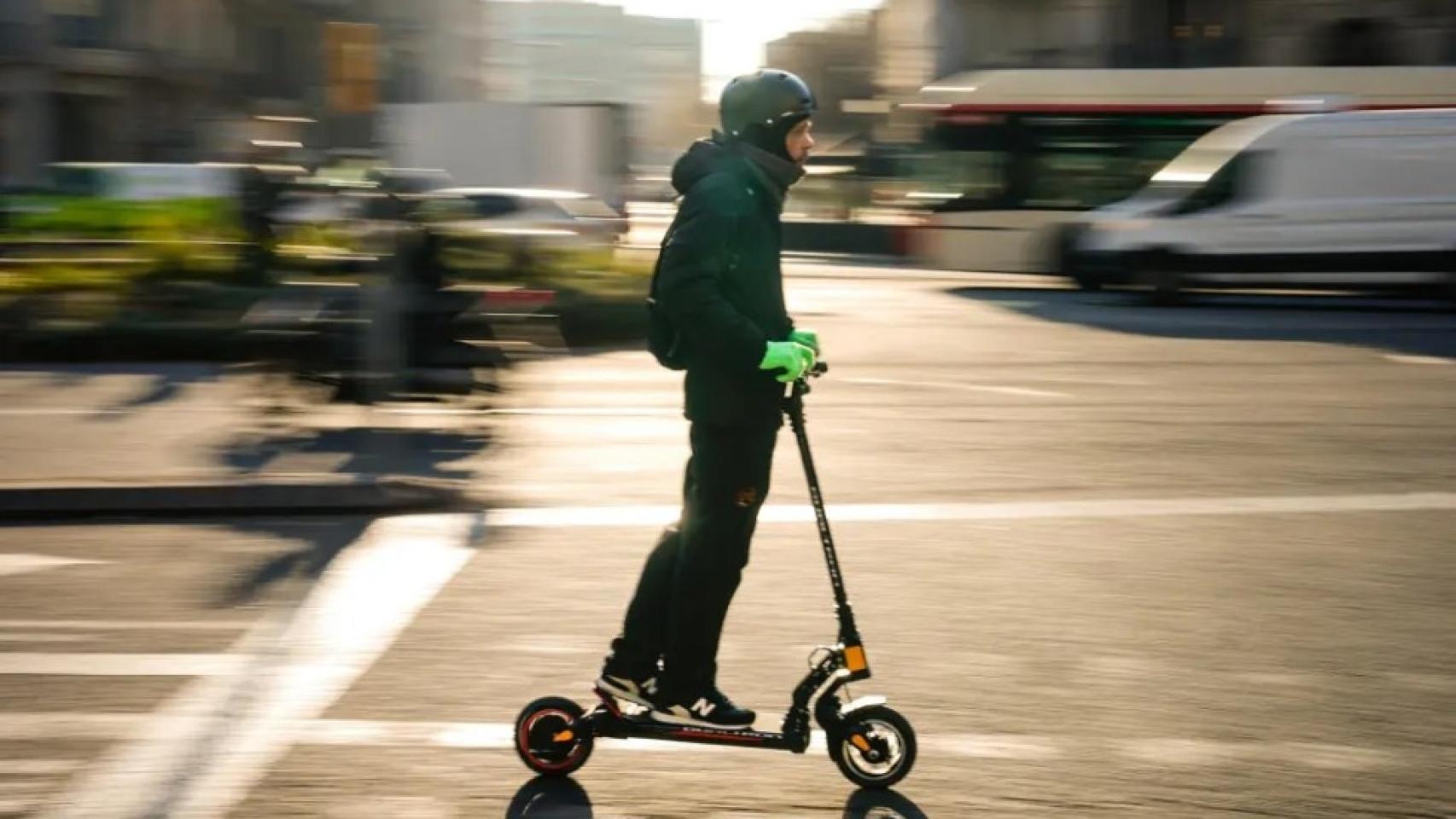 Un hombre circula por el centro de Barcelona con un patinete eléctrico en una imagen de archivo. EFE