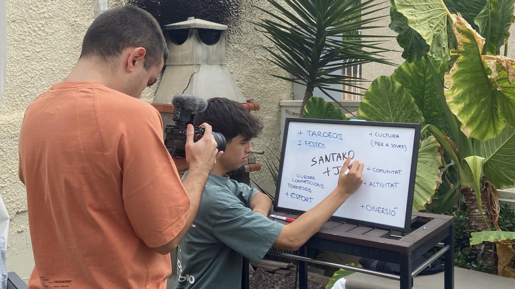 Dos jóvenes de 'Santako Més Jove' grabando uno de sus vídeos para redes sociales 