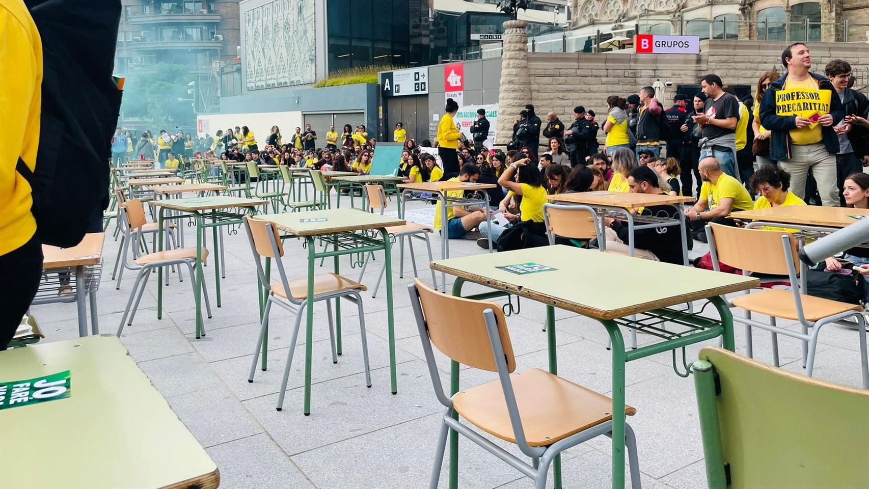 Docentes y educadores en la sentada ante la Sagrada Família para reclamar mejoras laborales