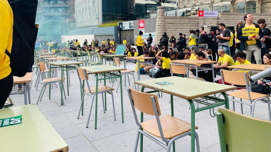 Docentes y educadores en la sentada ante la Sagrada Família para reclamar mejoras laborales
