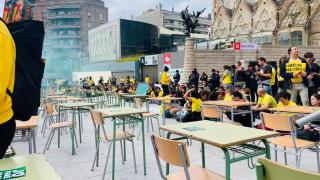 Docentes y educadores en la sentada ante la Sagrada Família para reclamar mejoras laborales