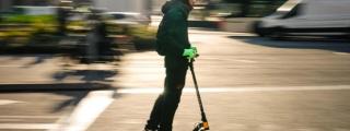 Un hombre circula por el centro de Barcelona con un patinete eléctrico en una imagen de archivo. EFE