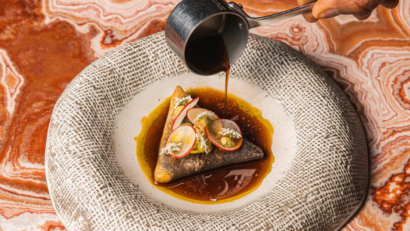 Plato de Oxte, restaurante en París con estrella Michelin
