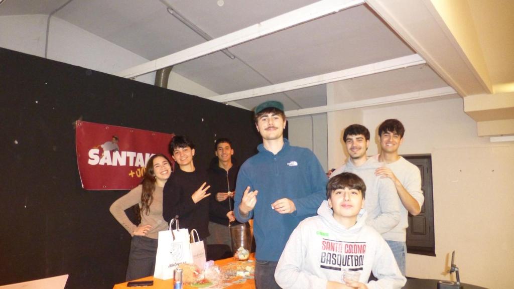 Part del grup de joves que lideren l'associació 'Santako Més Jove'