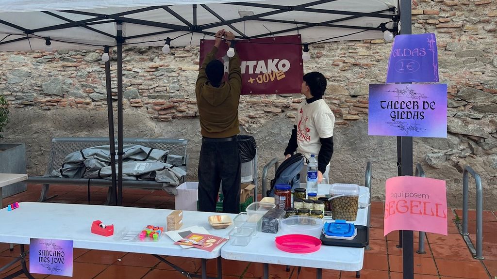 Una de les carpes muntades per 'Santako Més Jove'