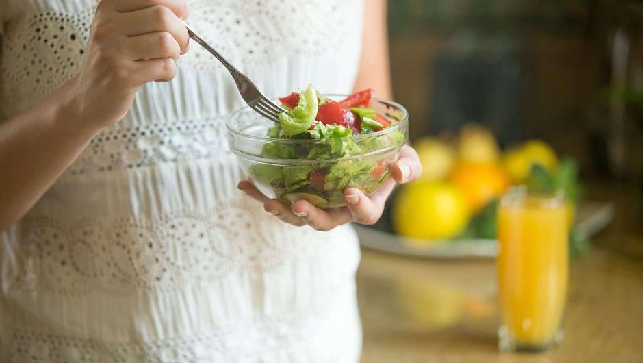 Una mujer come una ensalada