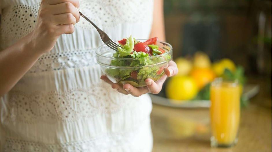 Una mujer come una ensalada