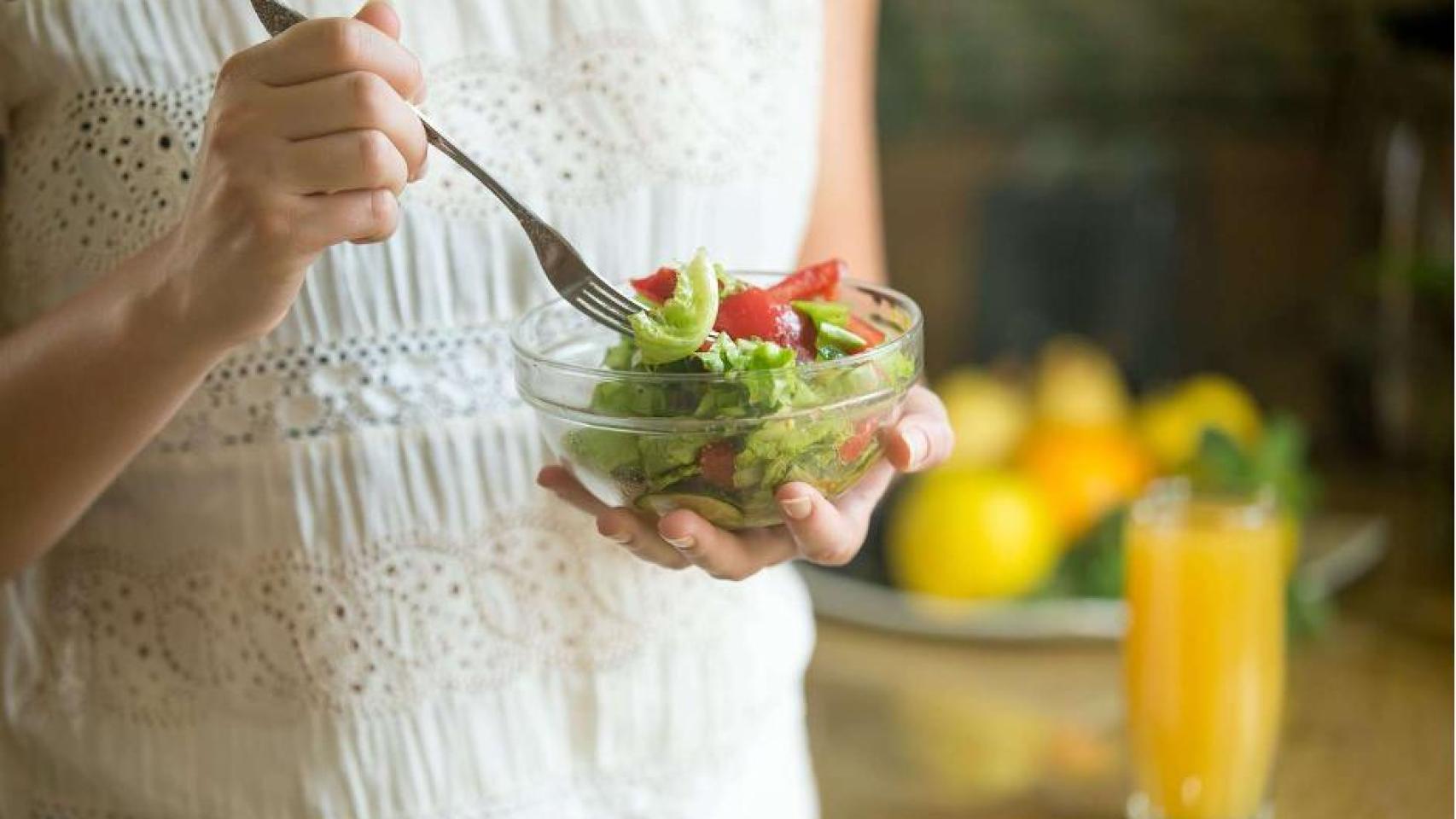 Una mujer come una ensalada