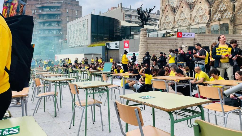 Pupitres y sillas para impedir el acceso a la basílica de la Sagrada Familia el pasado lunes
