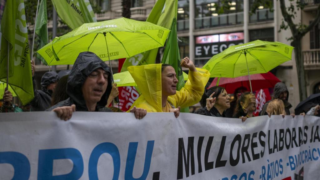 En las protestas de los docentes catalanes prima el amarillo, el color de los activistas del 'procés'