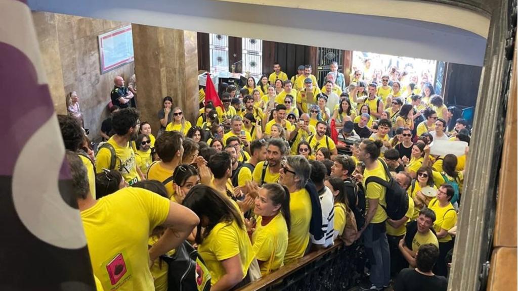 Docentes de Sabadell (Barcelona) entran en el ayuntamiento durante la huelga