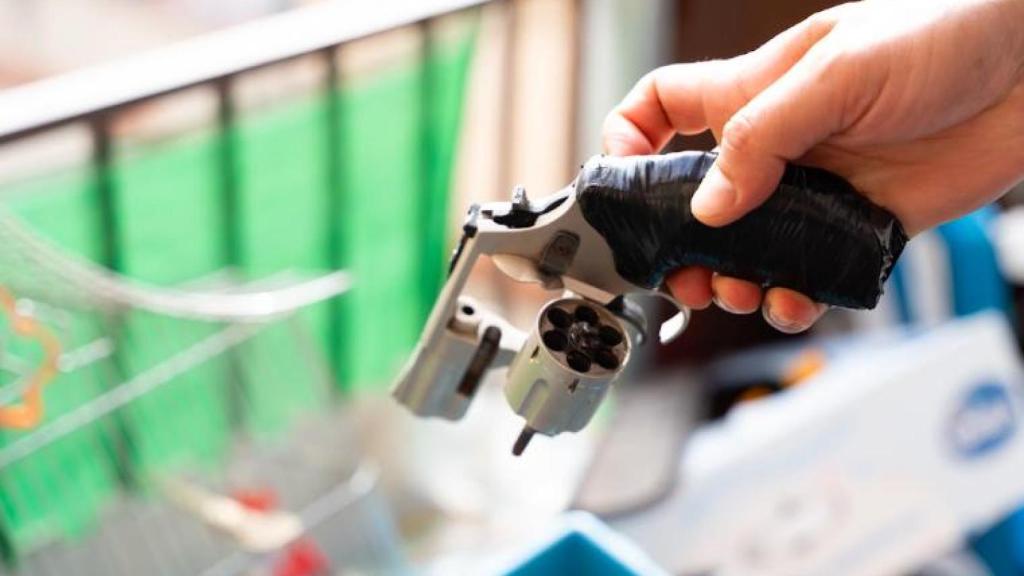 Una pistola intervenida en una entrada y registro de Mossos d'Esquadra