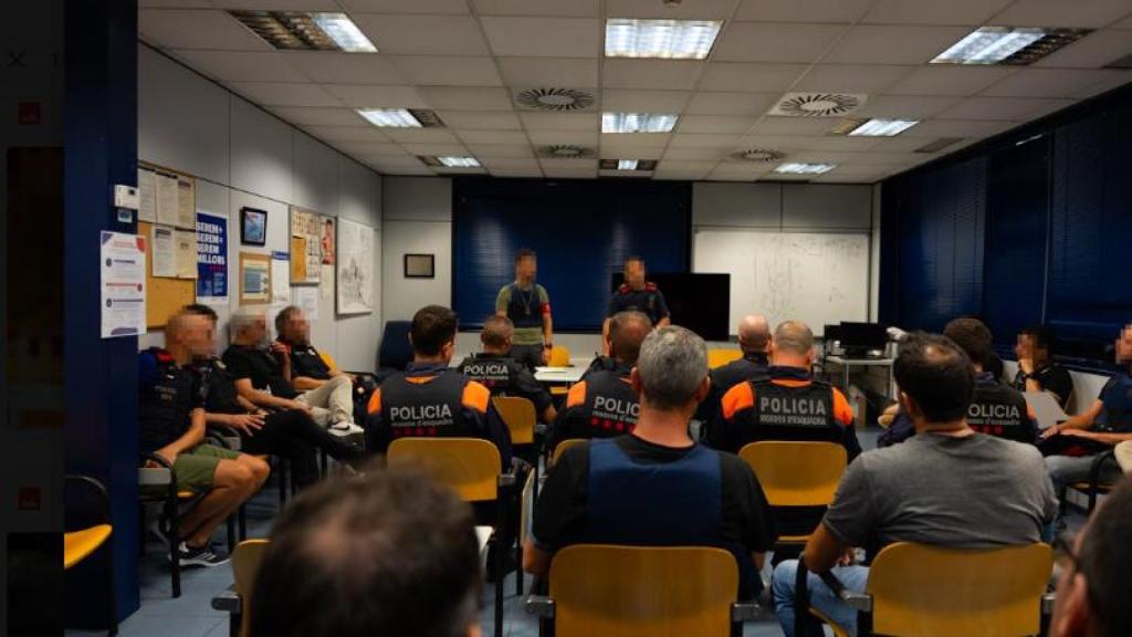 Un briefing policial de Mossos