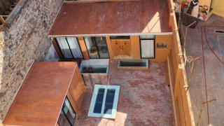 Vecinos del Raval denuncian la construcción de dos 'infra-apartamentos' ilegales en un edificio destinados al alojamiento turístico