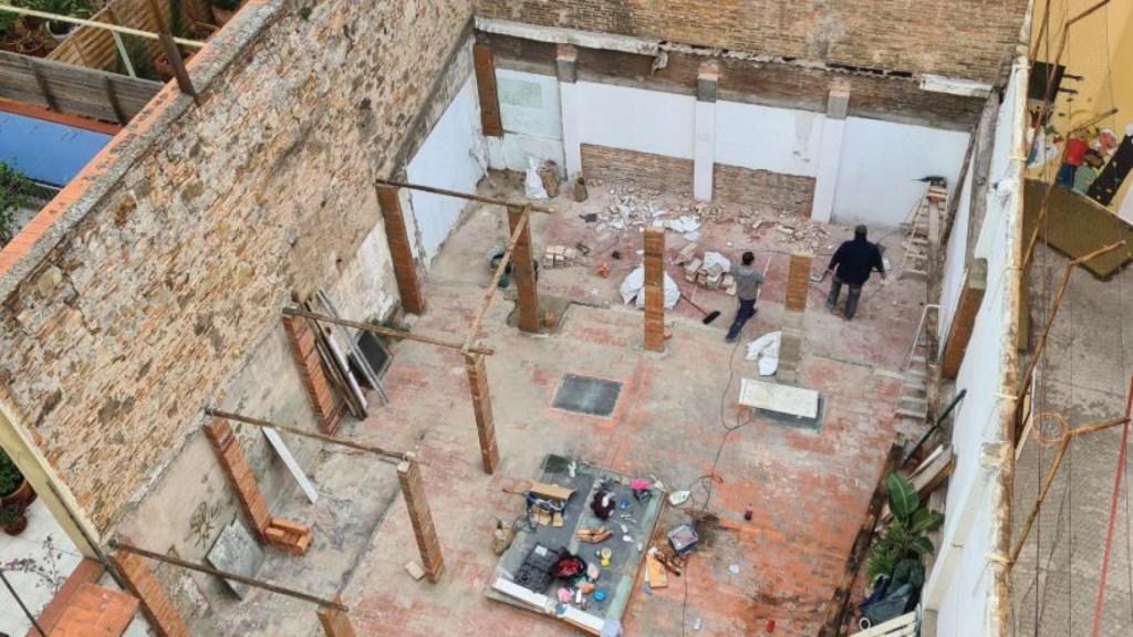 Patio del edificio del Raval donde se construyeron las infraviviendas