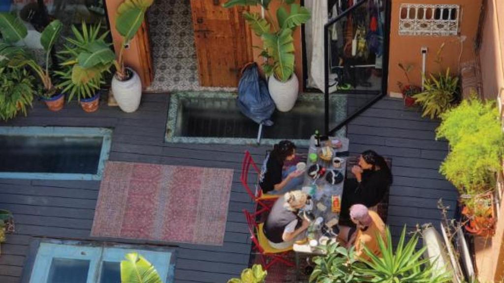 Turistas utilizando las infraviviendas de un edificio del Raval