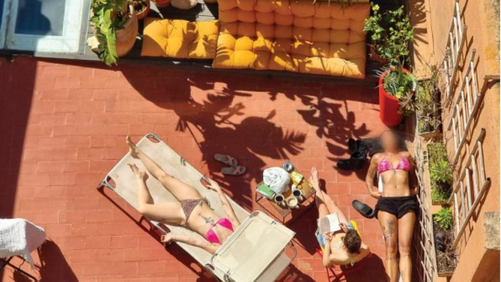 Turistas utilizando las infraviviendas de un edificio del Raval