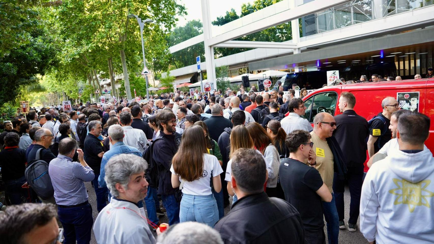 Trabajadores de Nissan en Barcelona protestan frente al consulado japonés contra el ERE