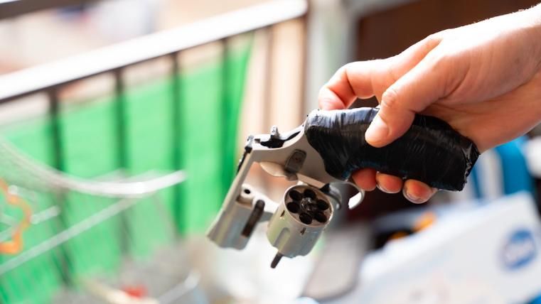 Una pistola intervenida en una entrada y registro de Mossos d'Esquadra