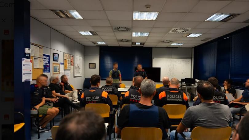 Un briefing policial de Mossos
