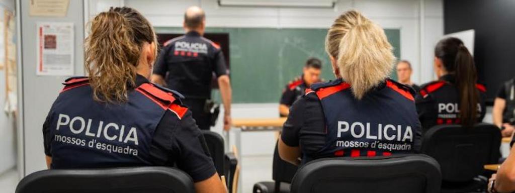 Un briefing policial de mossos