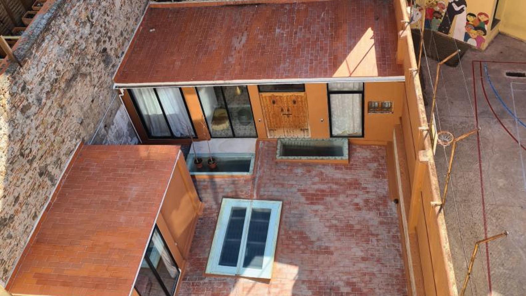 Infraviviendas ubicadas en un patio de un edificio del Raval