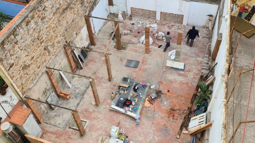 Pati de l'edifici del Raval on es van construir les infravivendes
