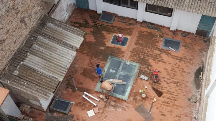 Infravivendes construint-se en un edifici del Raval
