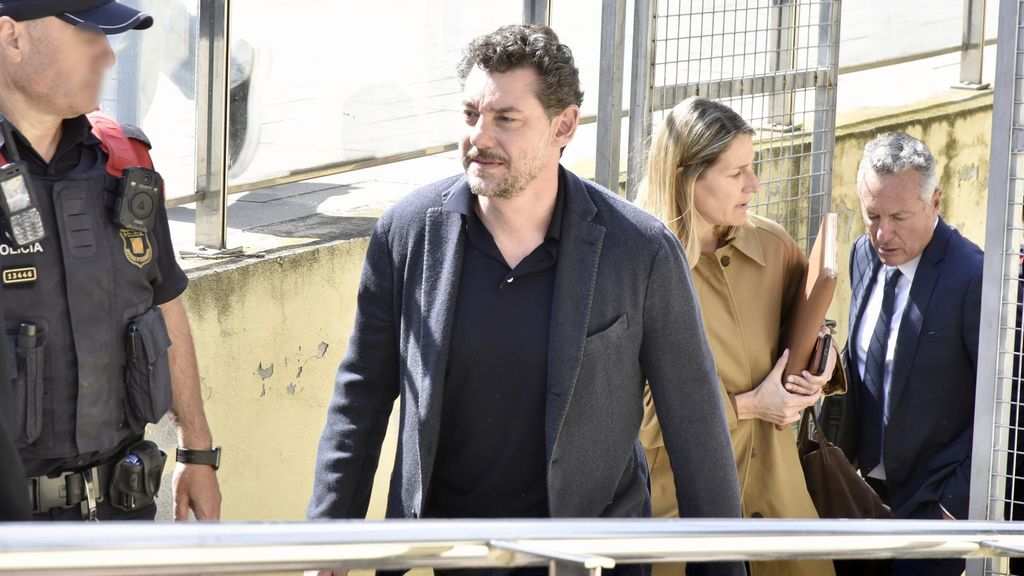 Jonathan Andic, el hijo del fundador de Mango, a su salida del Juzgado de Instrucción 5 de Martorell tras hacer efectivo el pago de un millón de euros de fianza