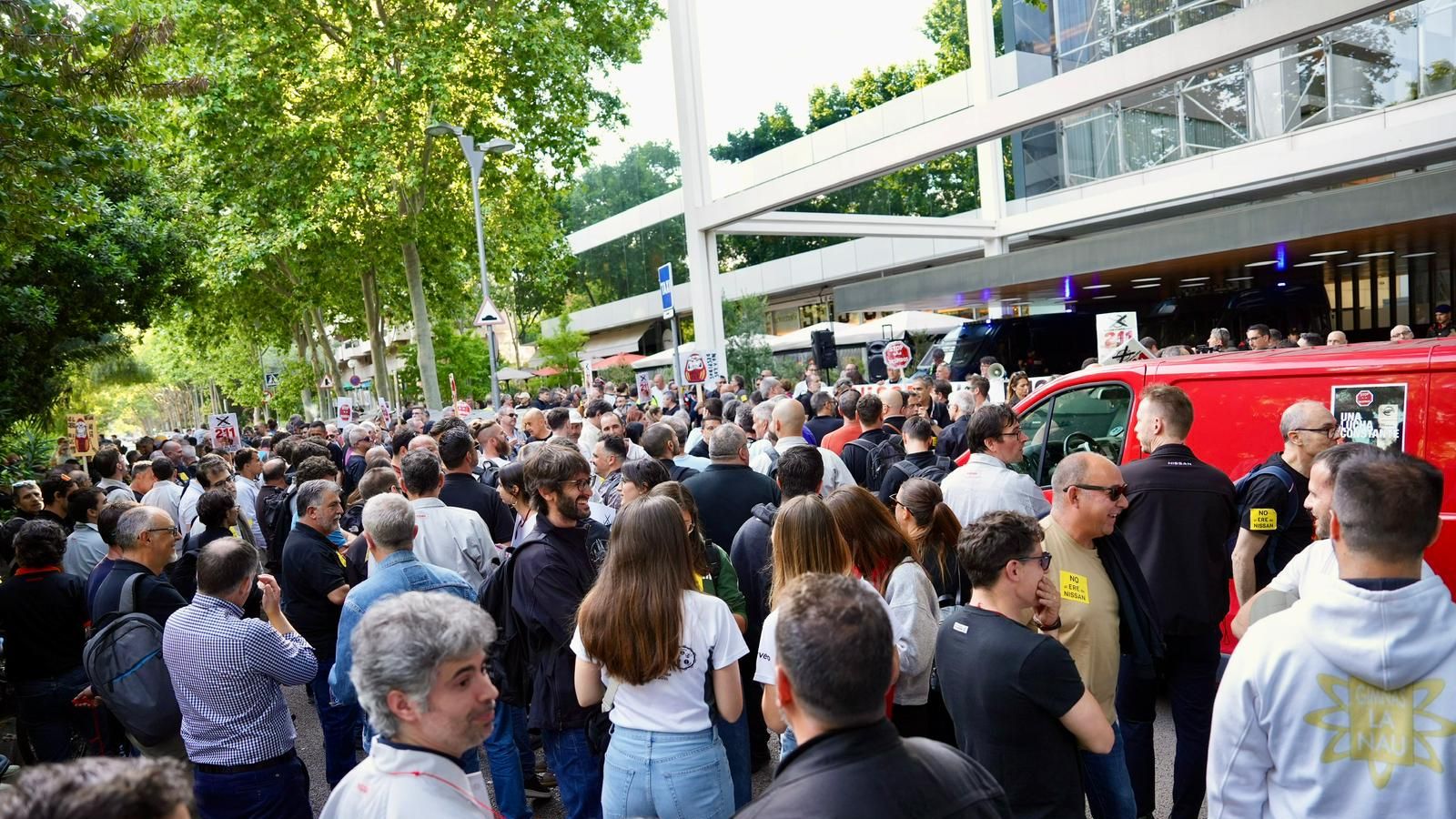 Trabajadores de Nissan en Barcelona protestan frente al consulado japonés contra el ERE