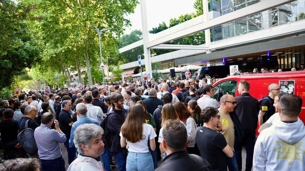 Trabajadores de Nissan en Barcelona protestan frente al consulado japonés contra el ERE