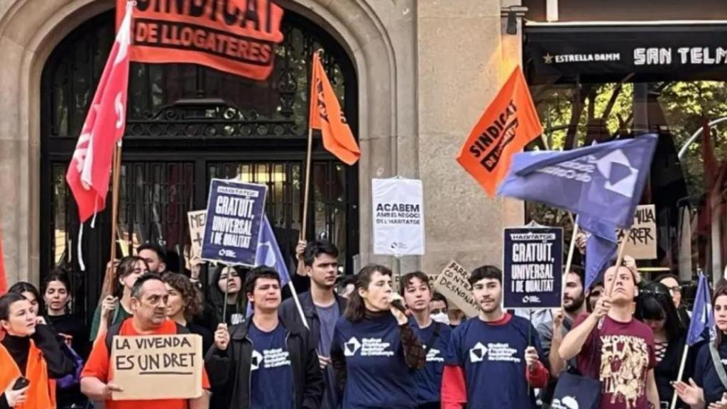 Manifestación a las puertas del edificio del Eixample