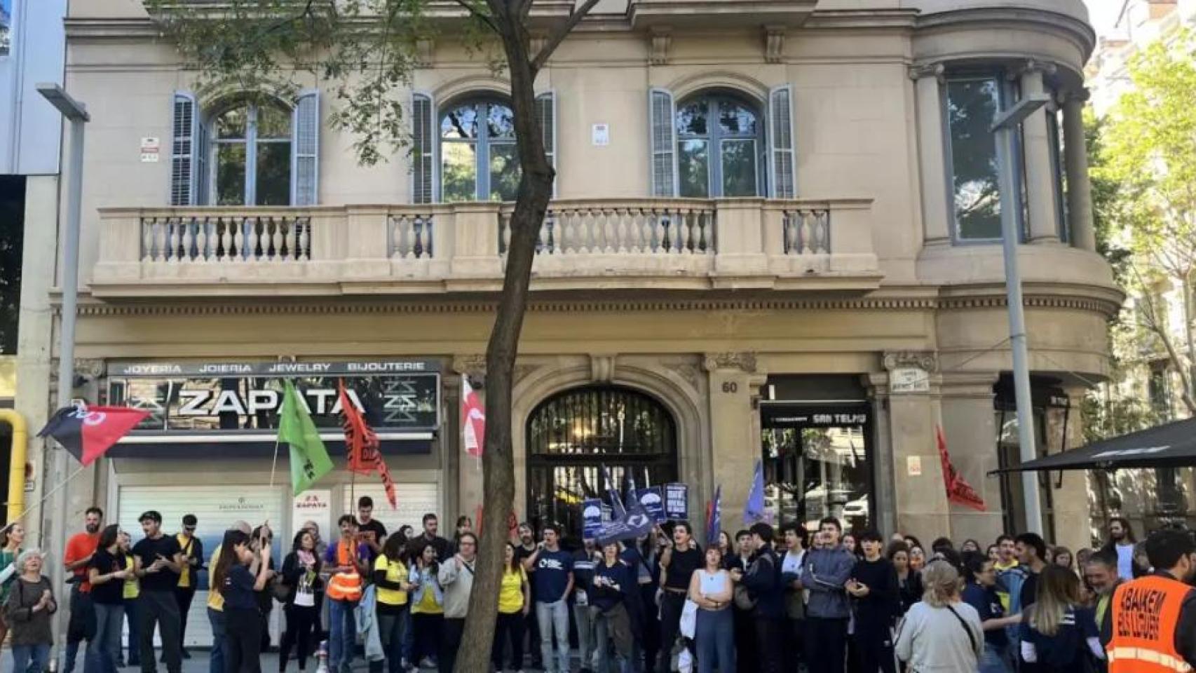 Manifestación a las puertas del edificio del Eixample