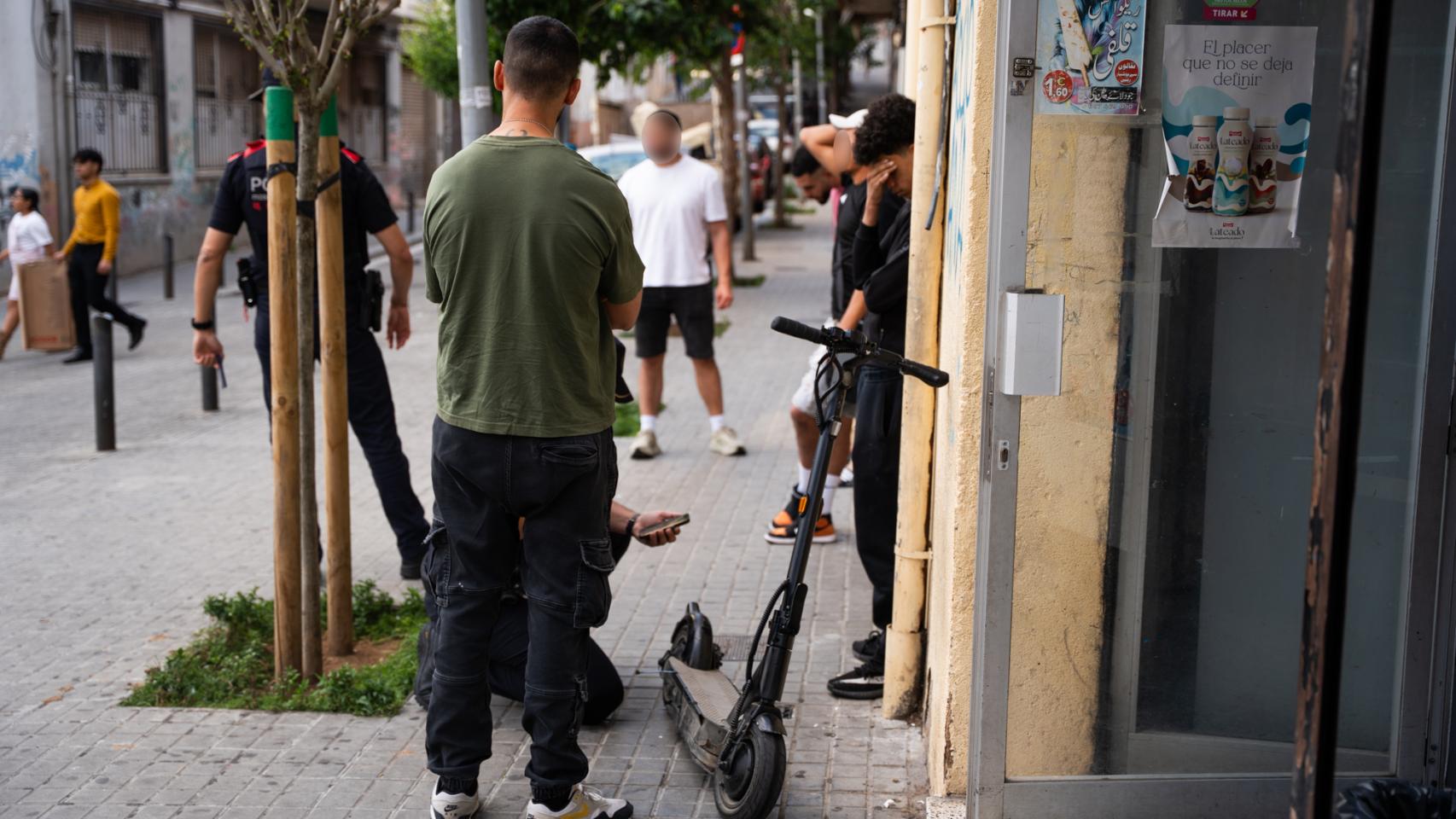 Agentes de paisano de mossos identificando a jóvenes en Badalona